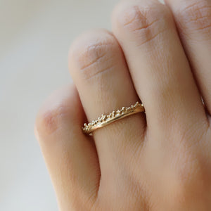 Delicate 14ct gold band with granules