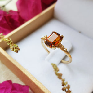 Delicate 14ct gold ring set with 8X6mm Emerlad cut Citrine Madeira