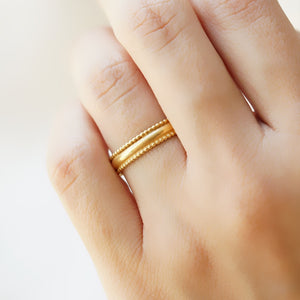 Classic 14K gold ring decorated with two stripes of granules